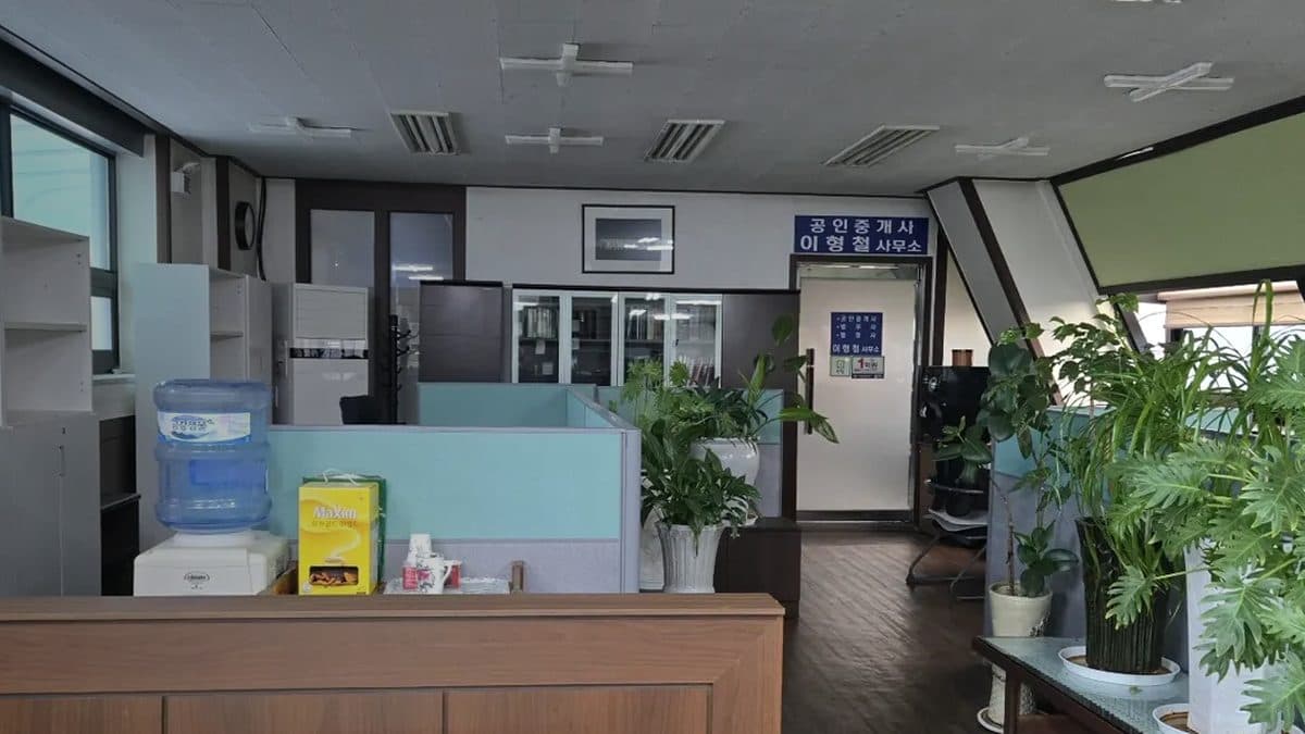 이형철 법무사사무소 내부와 사무실 입구